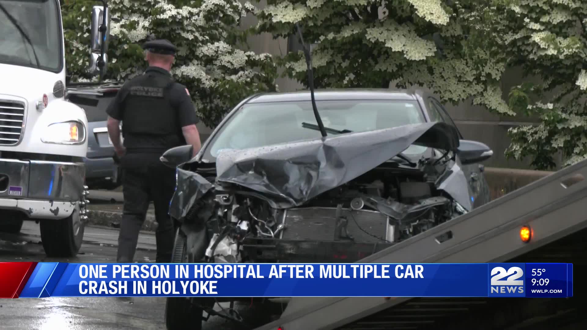 Multi-car crash in Holyoke damages traffic light, parked cars – WWLP
